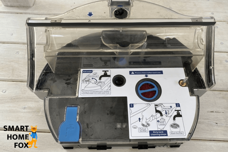 Wassertank eines Wischroboter steht auf dem Boden